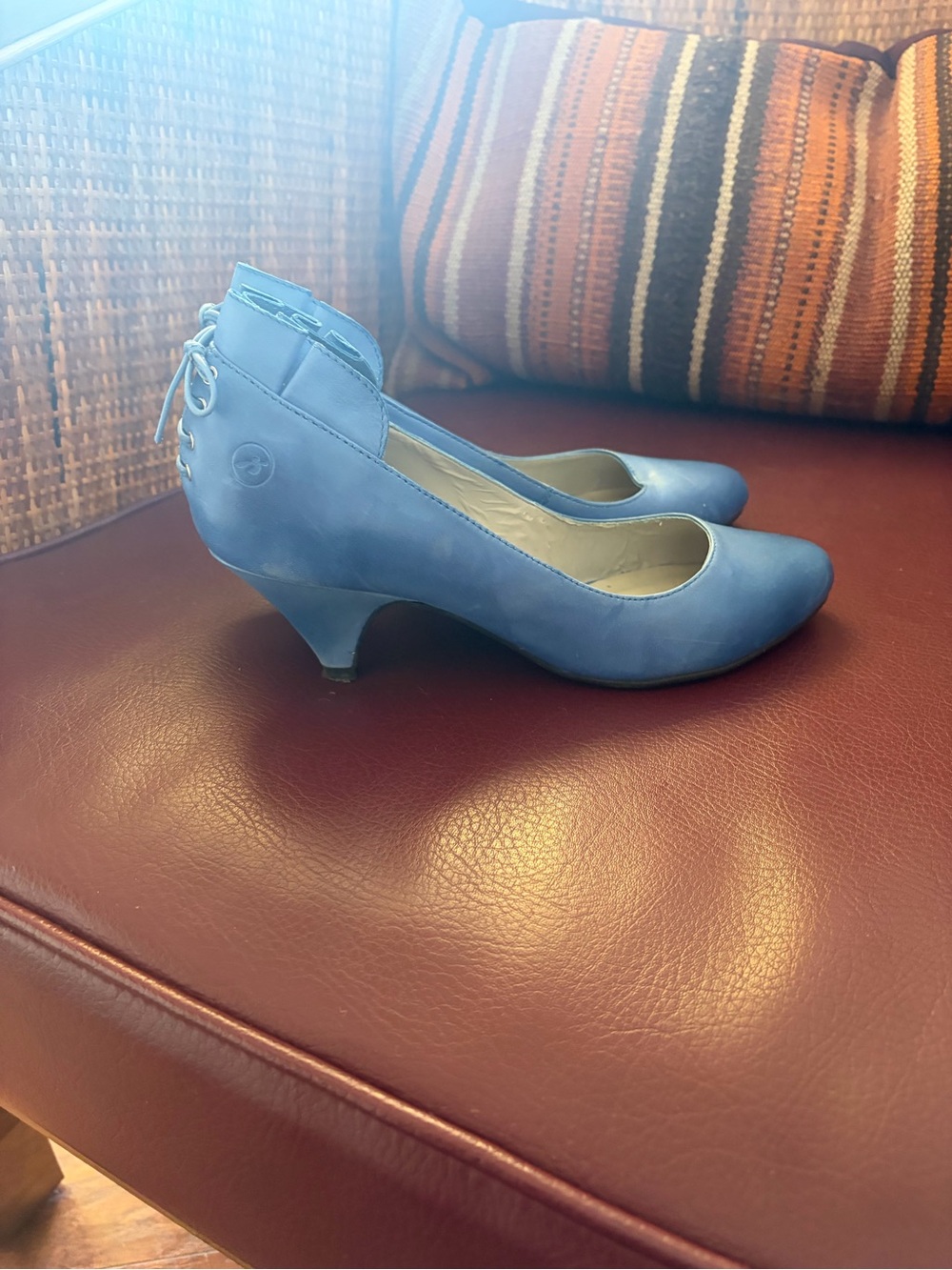 Bronx Light Blue Pointed-Toe Pumps with Scalloped Heel Trim - Picture 3 of 6